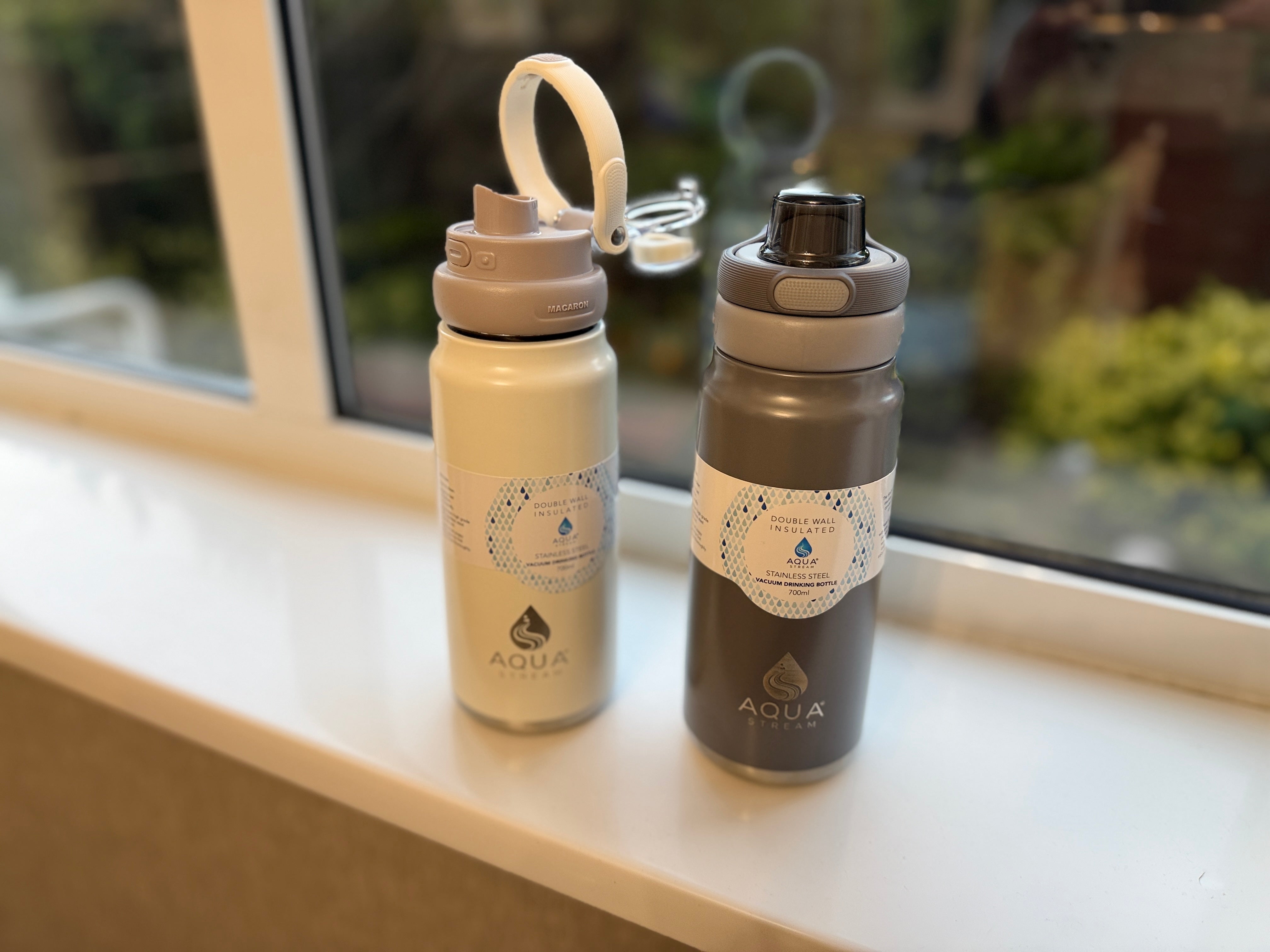 Double wall stainless steel vacuum bottle