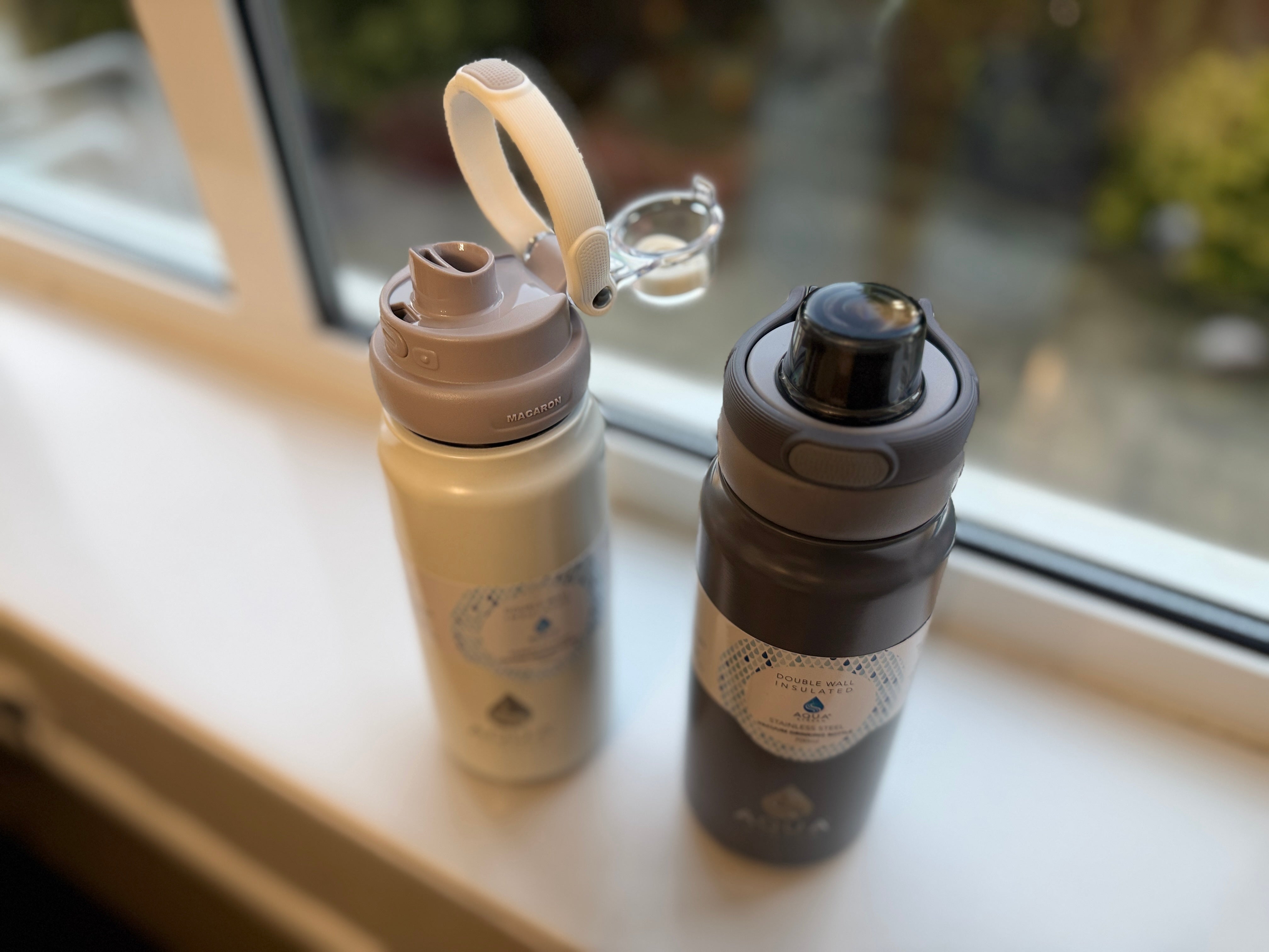 Double wall stainless steel vacuum bottle