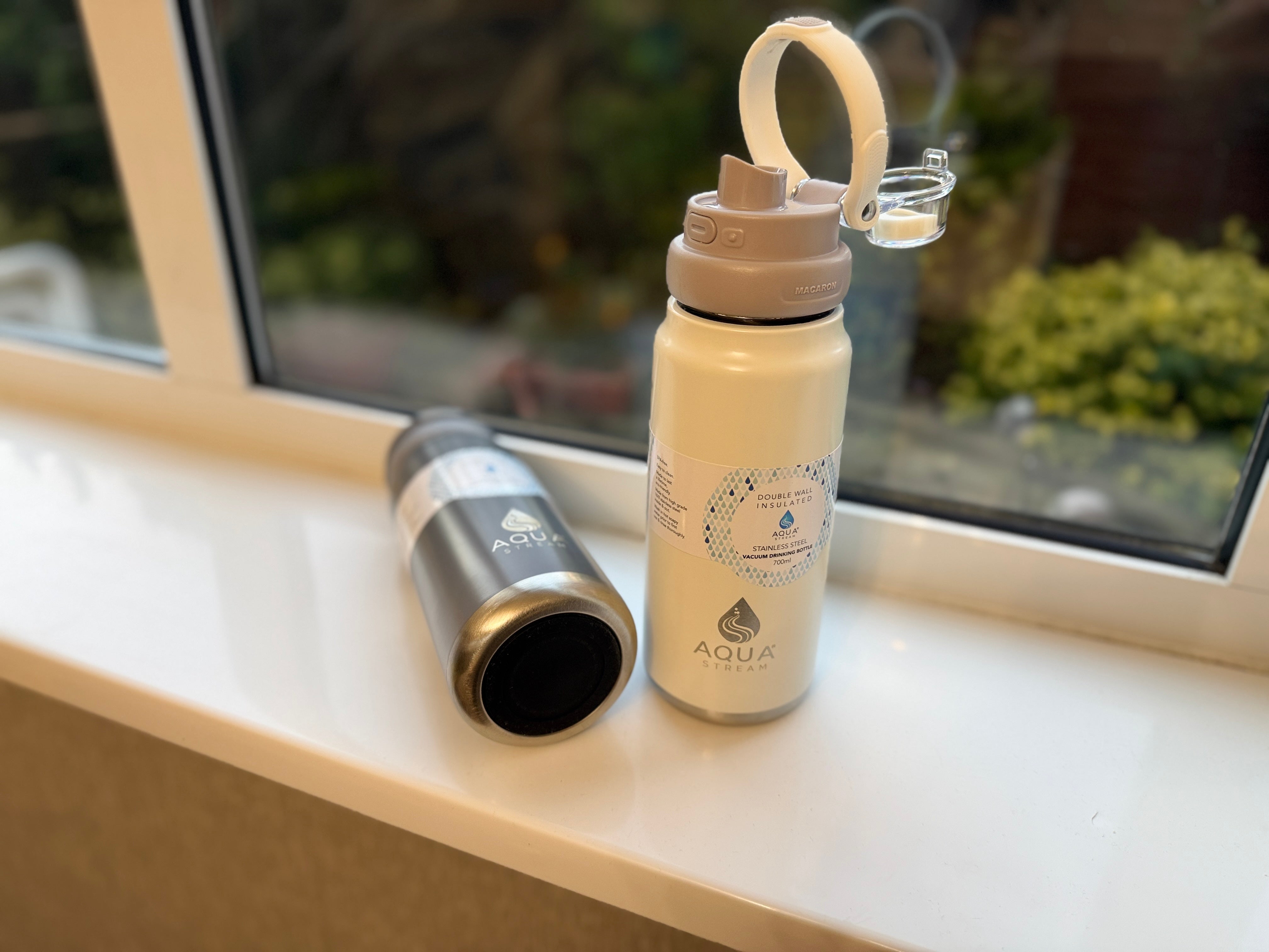 Double wall stainless steel vacuum bottle
