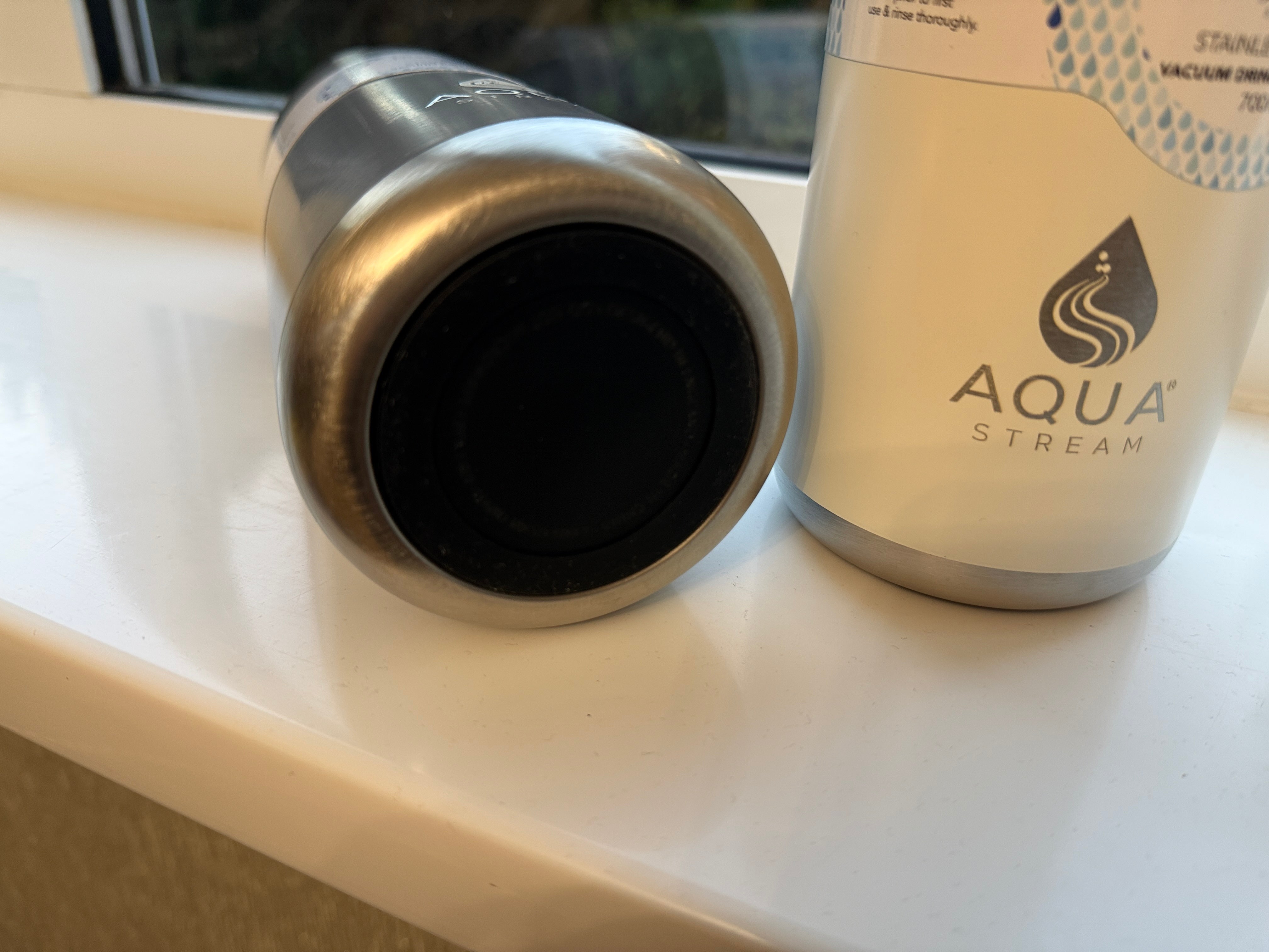 Double wall stainless steel vacuum bottle