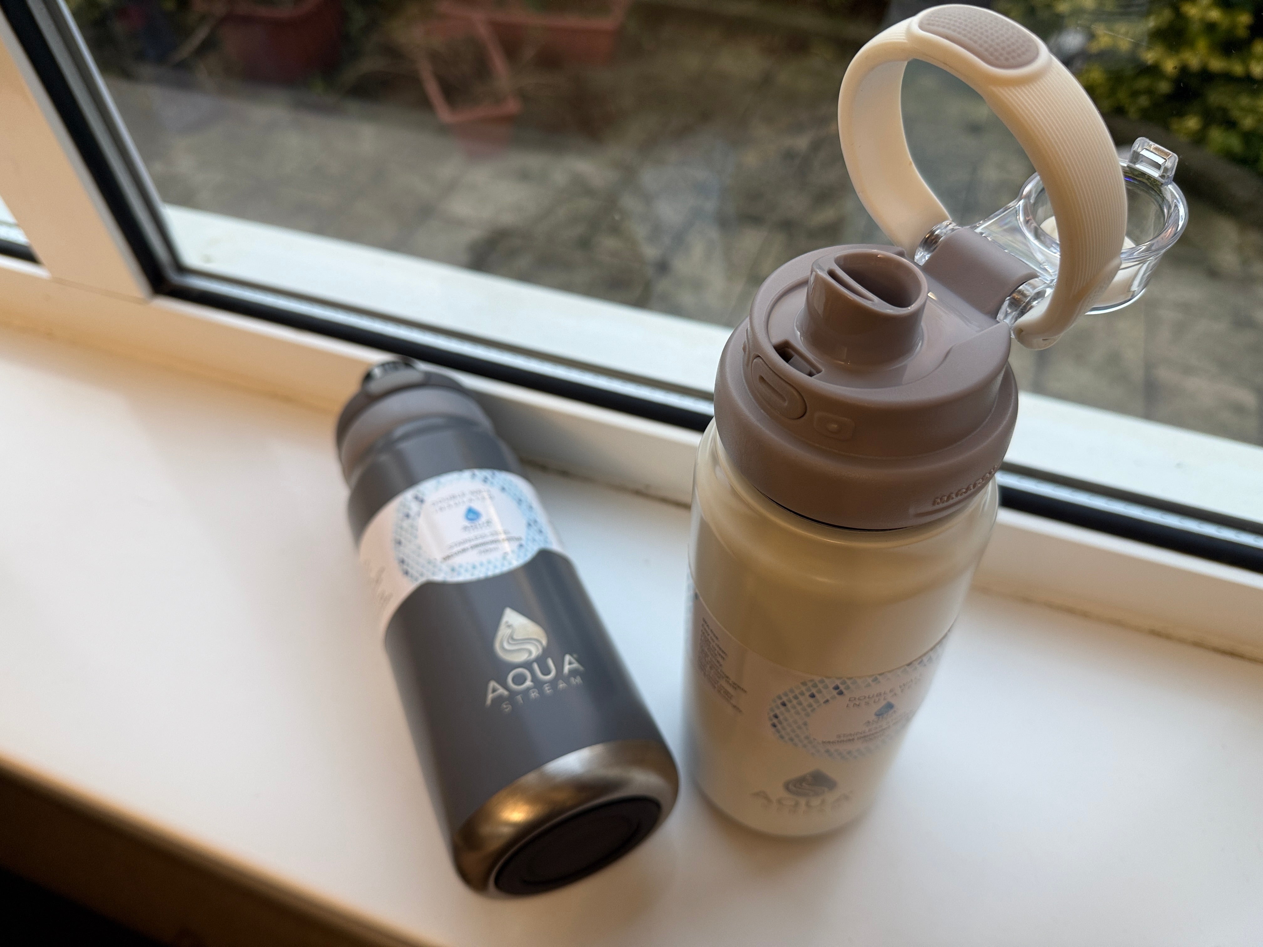 Double wall stainless steel vacuum bottle