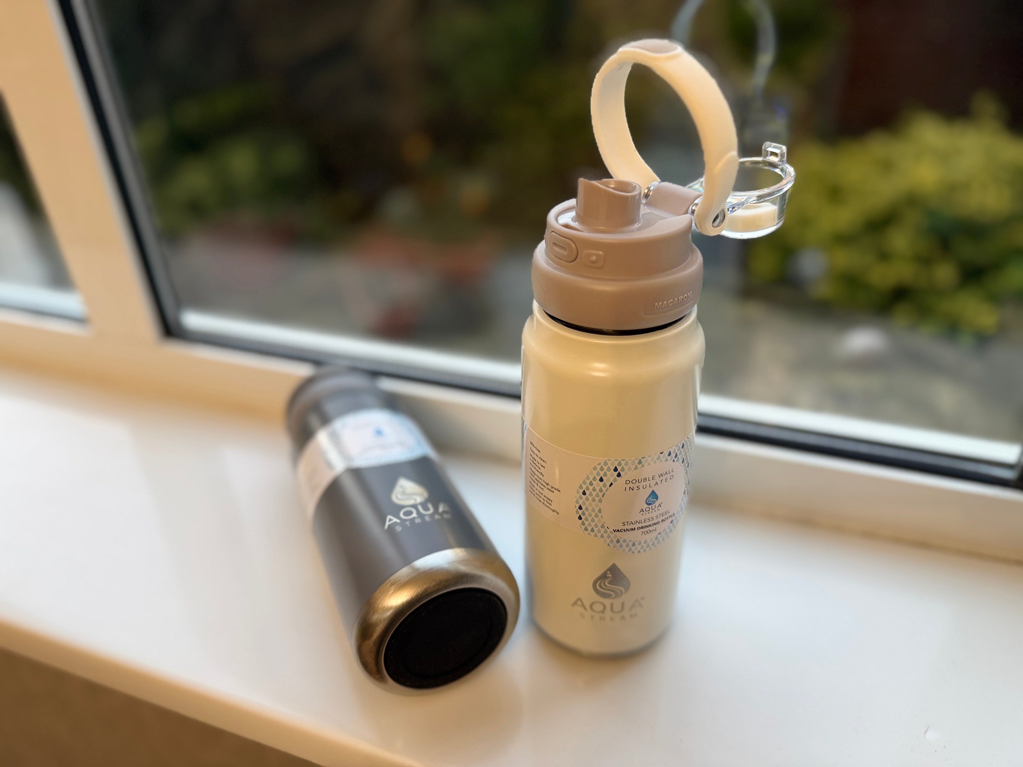 Double wall stainless steel vacuum bottle