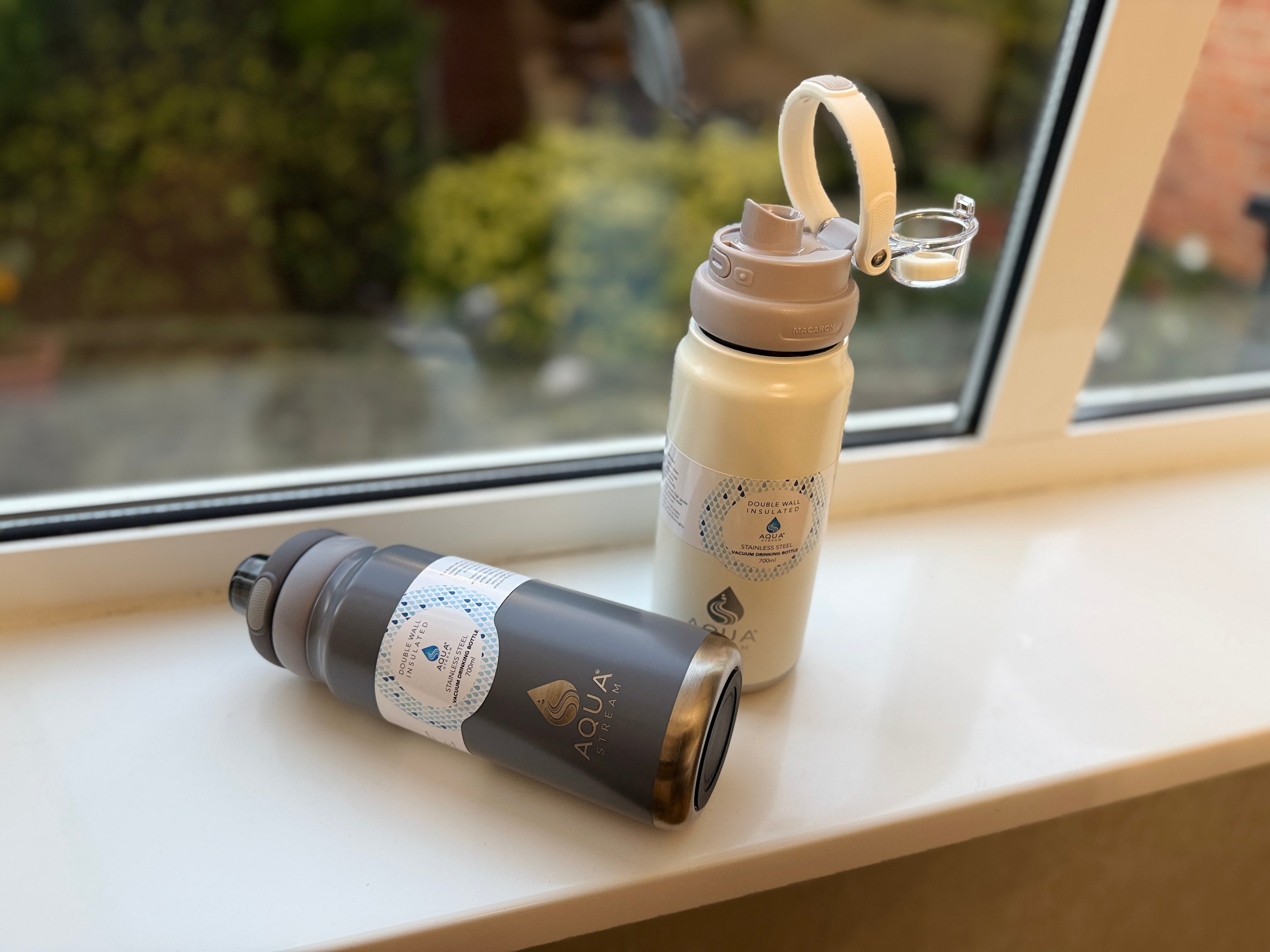 Double wall stainless steel vacuum bottle