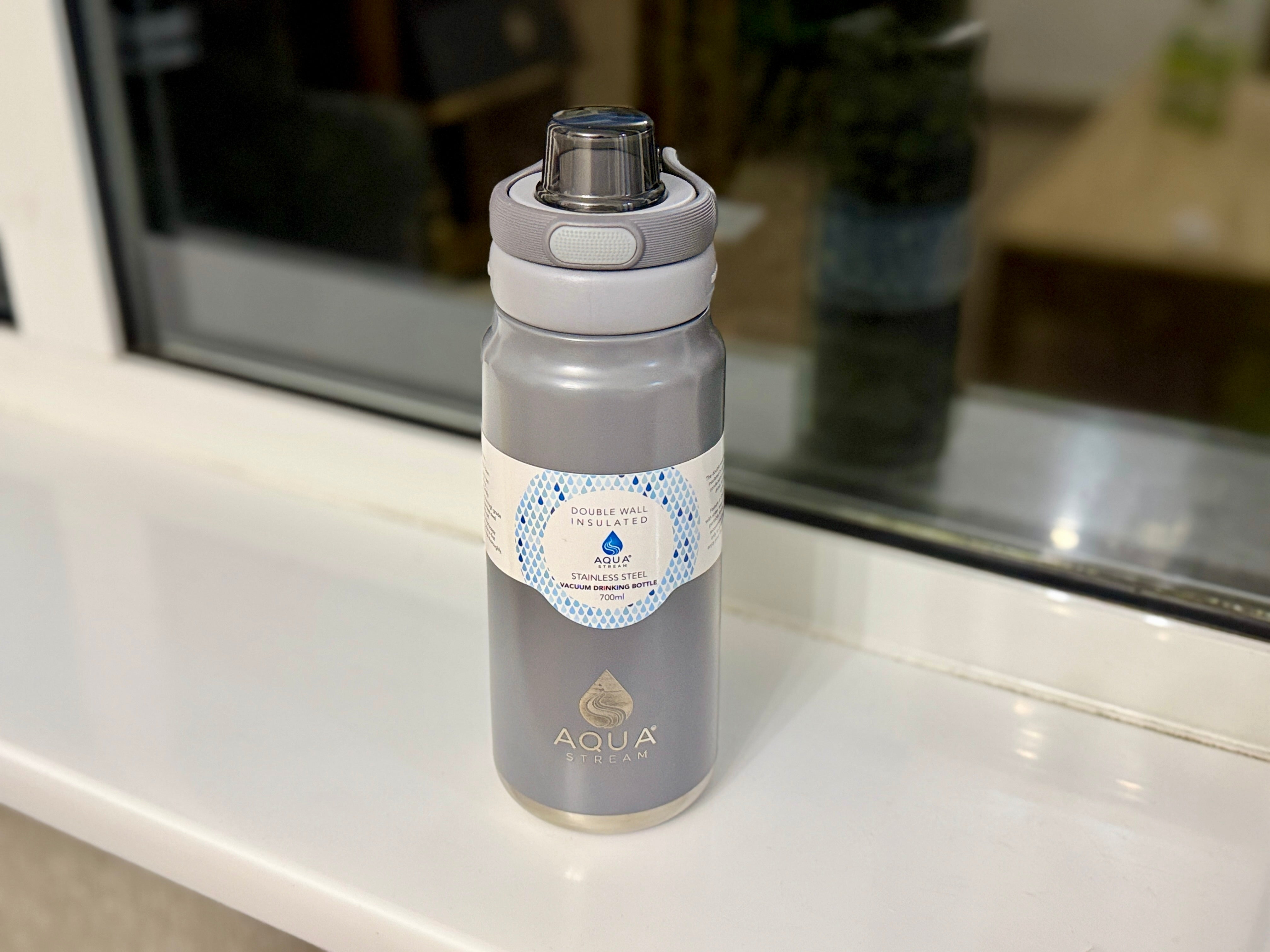 Double wall stainless steel vacuum bottle