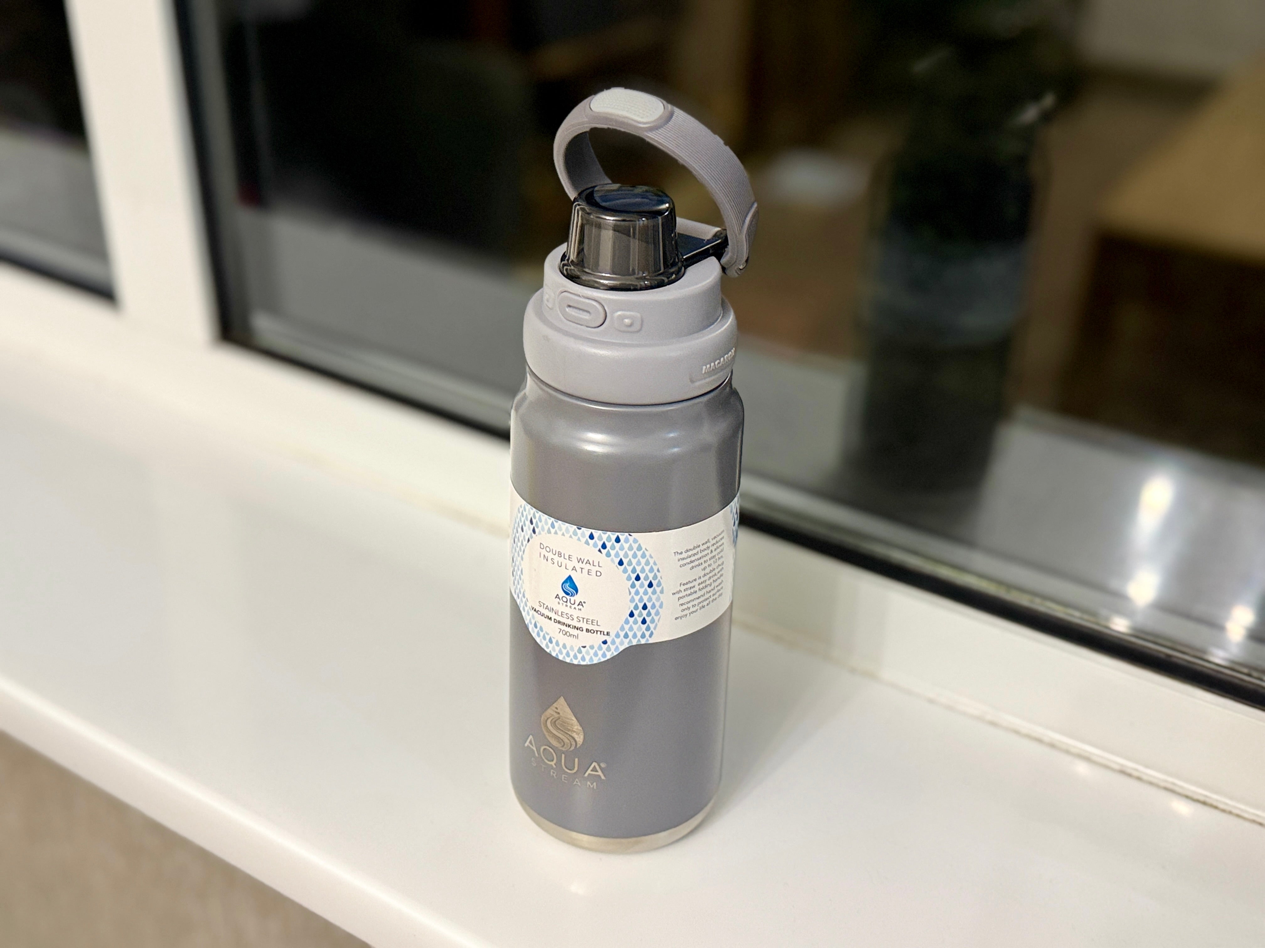 Double wall stainless steel vacuum bottle