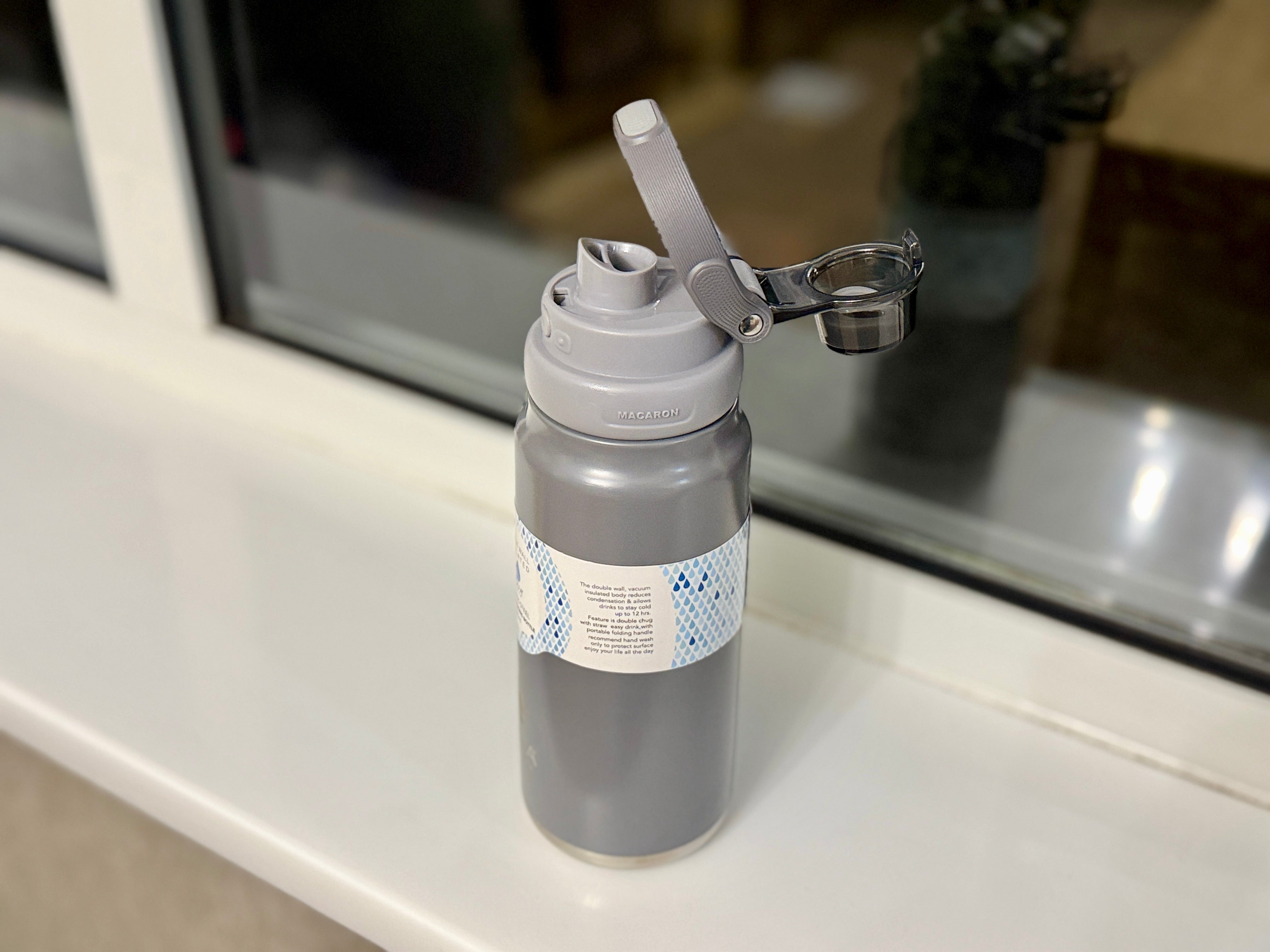 Double wall stainless steel vacuum bottle