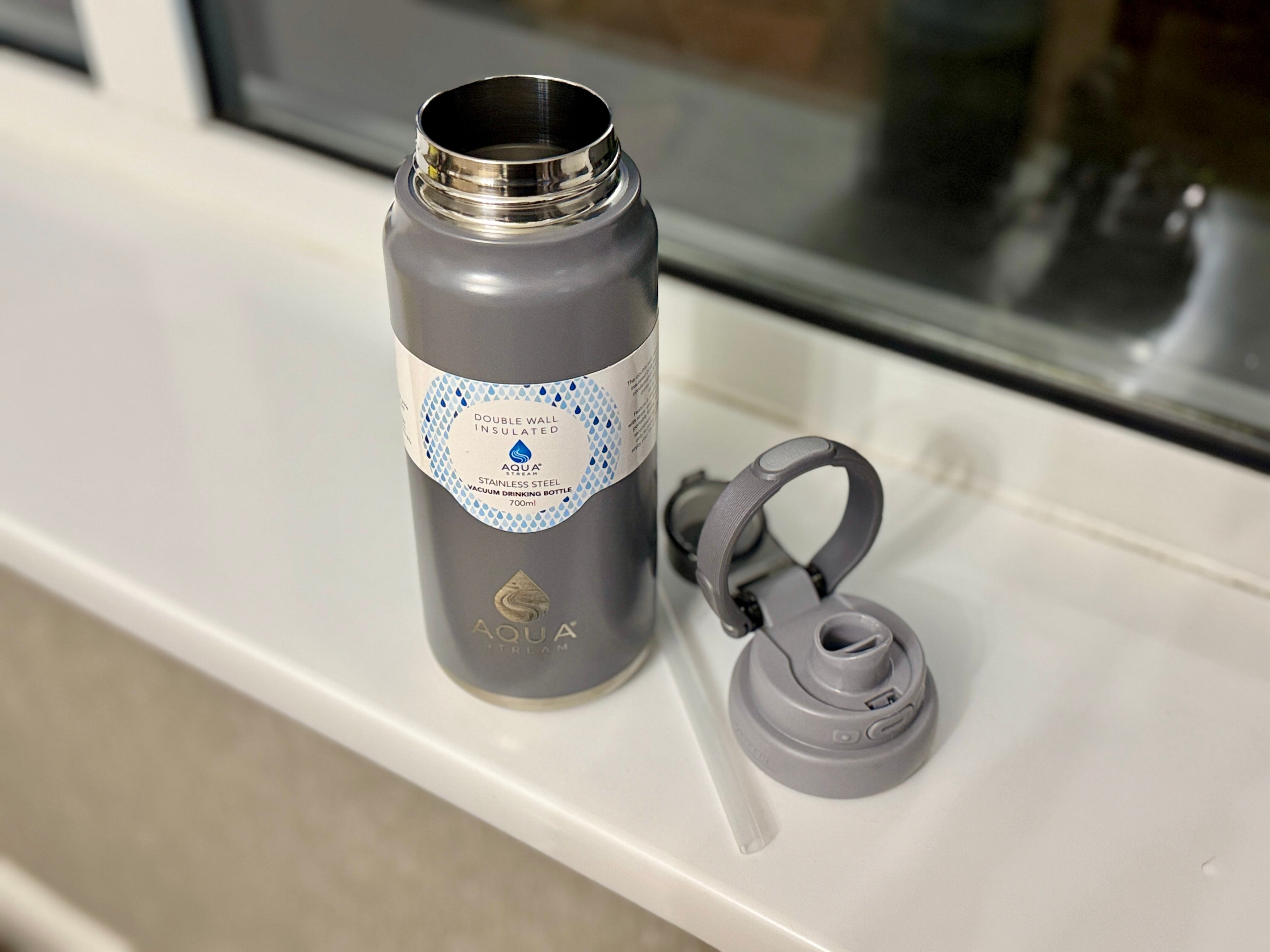 Double wall stainless steel vacuum bottle