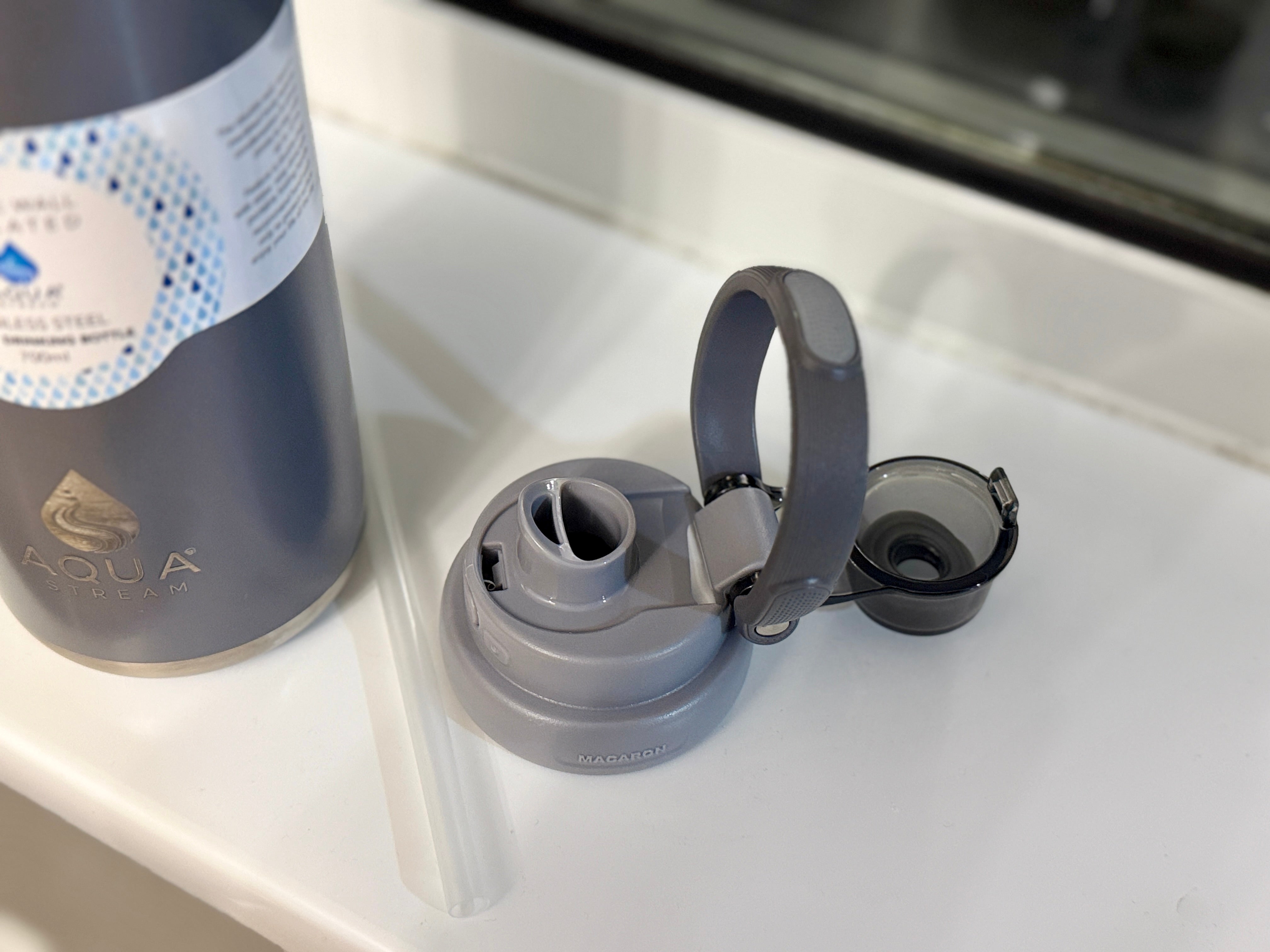 Double wall stainless steel vacuum bottle