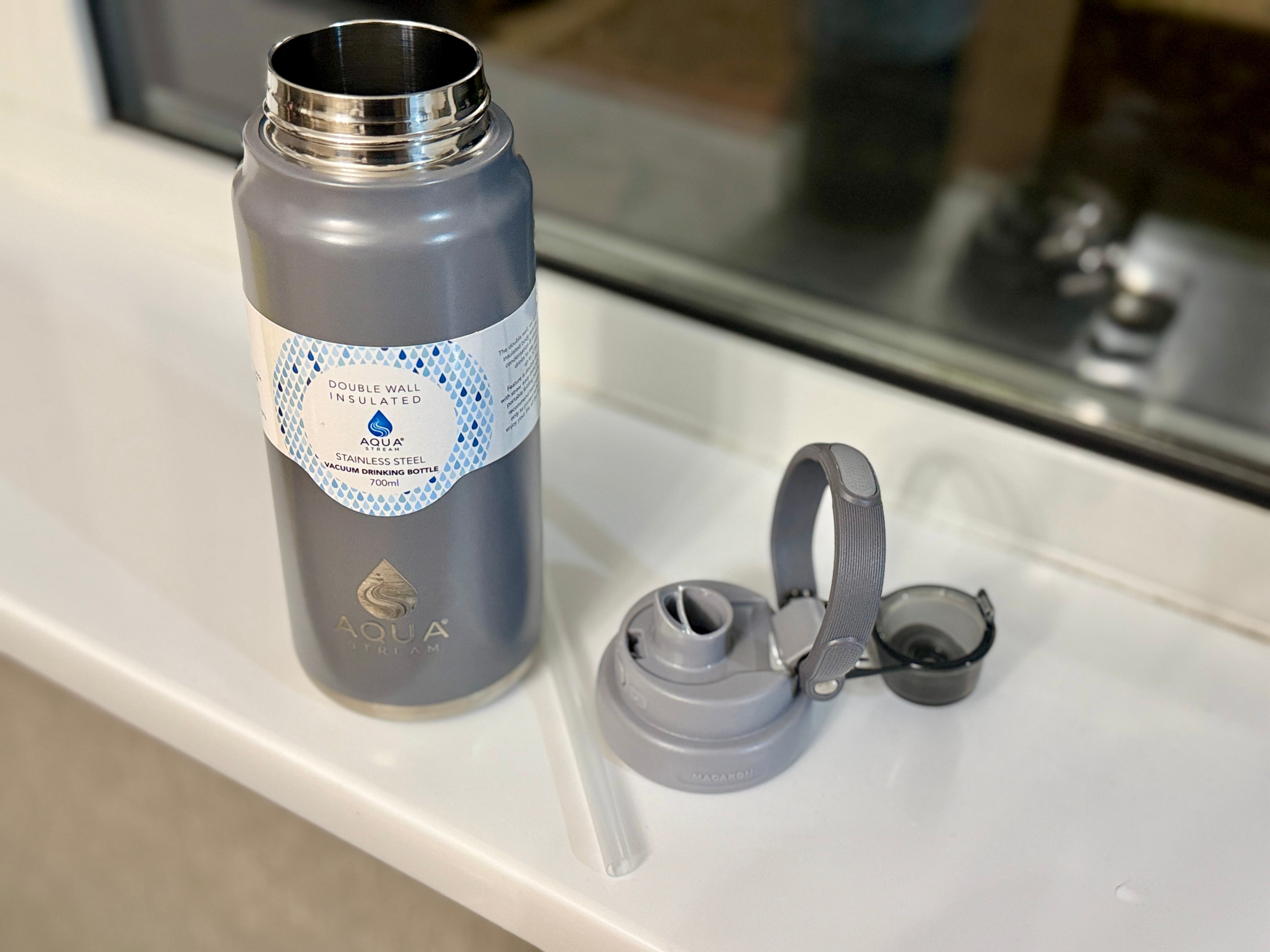 Double wall stainless steel vacuum bottle
